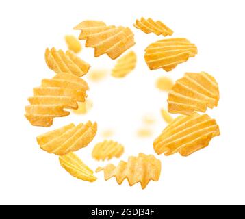 Gerillte Kartoffelchips levitieren auf weißem Hintergrund Stockfoto