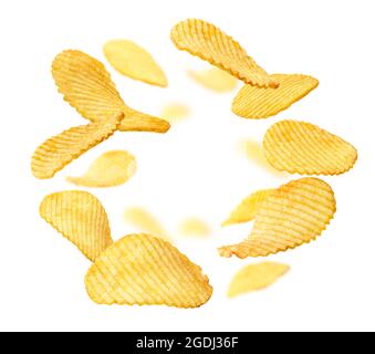 Gerillte Kartoffelchips levitieren auf weißem Hintergrund Stockfoto