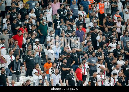 Istanbul, Türkei. August 2021. ISTANBUL, TÜRKEI - 13. AUGUST: Fans von Besiktas während des Super Lig-Spiels zwischen Besiktas und Caykur Rizespor am 13. August 2021 im Vodafone Park in Istanbul, Türkei (Foto von /Orange Picics) Credit: Orange Pics BV/Alamy Live News Stockfoto