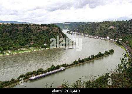 Barge mit überdachtem Deck, das auf dem Rhein in Westdeutschland segelt, sichtbare Gebäude am Flussufer, Luftaufnahme. Stockfoto
