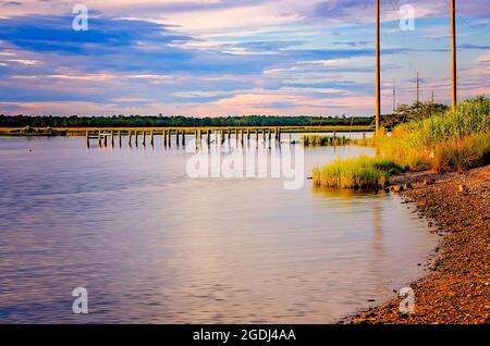 Die Sonne untergeht über Heron Bay an der Heron Bay Cutoff, 12. August 2021, in CODEN, Alabama. Stockfoto