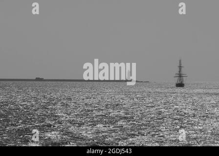 Tall Ship TS Royalist segelt am Plymouth Breakwater vorbei. Schwarz und Weiß Stockfoto