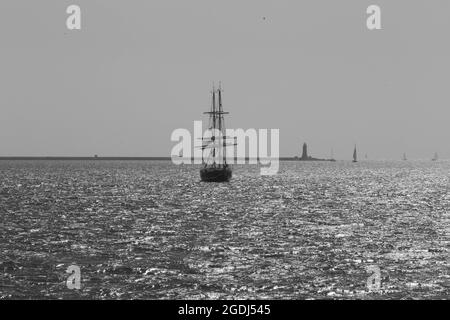 Hochschiff, das in Schwarz und Weiß nach Plymouth segelt Stockfoto