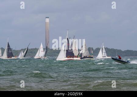 Der Start des Rolex Fastnet Race 2021 (RORC) im Solent mit starken Winden und harten Bedingungen für die Teilnehmer.Cowes, Isle of Wight, UK Stockfoto