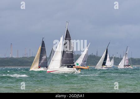 Der Start des Rolex Fastnet Race 2021 (RORC) im Solent mit starken Winden und harten Bedingungen für die Teilnehmer.Cowes, Isle of Wight, UK Stockfoto