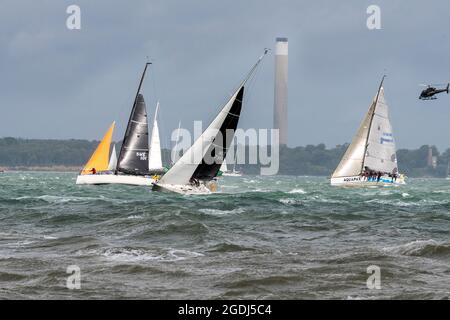 Der Start des Rolex Fastnet Race 2021 (RORC) im Solent mit starken Winden und harten Bedingungen für die Teilnehmer.Cowes, Isle of Wight, UK Stockfoto