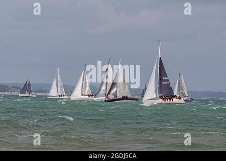 Der Start des Rolex Fastnet Race 2021 (RORC) im Solent mit starken Winden und harten Bedingungen für die Teilnehmer.Cowes, Isle of Wight, UK Stockfoto