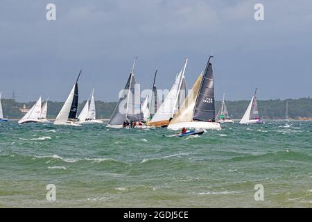 Der Start des Rolex Fastnet Race 2021 (RORC) im Solent mit starken Winden und harten Bedingungen für die Teilnehmer.Cowes, Isle of Wight, UK Stockfoto