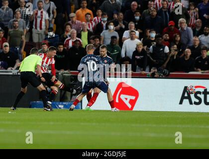 Brentford, Großbritannien. August 2021. 13. August 2021; Brentford Community Stadium, Brentford, London, England; Premier League Football, Brentford gegen Arsenal; Sergi Canos von Brentford schießt, um seine Spielenden zu treffen 1. Tor in der 22. Minute, um es 1-0 zu erreichen.Kredit: Action Plus Sports Images/Alamy Live News Stockfoto