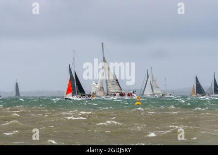 Start des Rolex Fastnet Race 2021 am 8. August 2021. Die Teilnehmer standen unter harten Bedingungen mit starken Winden. Cowes, Isle of Wight, England, Großbritannien Stockfoto