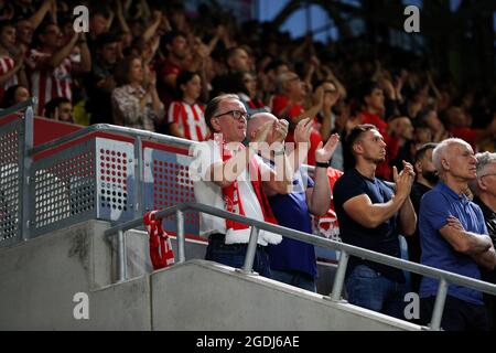 Brentford, Großbritannien. August 2021. 13. August 2021; Brentford Community Stadium, Brentford, London, England; Premier League Football, Brentford gegen Arsenal; Brentford-Fans applaudieren und singen in der 28. Minute „One Rob Rowan“ für den ehemaligen technischen Direktor des Brentford Football Club, Robert Rowan, der im Alter von 28 Jahren starb.Credit: Action Plus Sports Images/Alamy Live News Stockfoto