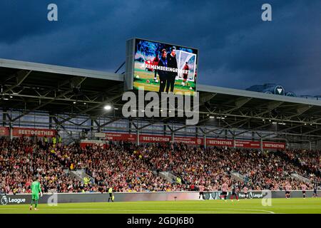 Brentford, Großbritannien. August 2021. 13. August 2021; Brentford Community Stadium, Brentford, London, England; Premier League Football, Brentford gegen Arsenal; Brentford-Fans applaudieren und singen in der 28. Minute „One Rob Rowan“ für den ehemaligen technischen Direktor des Brentford Football Club, Robert Rowan, der im Alter von 28 Jahren starb.Credit: Action Plus Sports Images/Alamy Live News Stockfoto