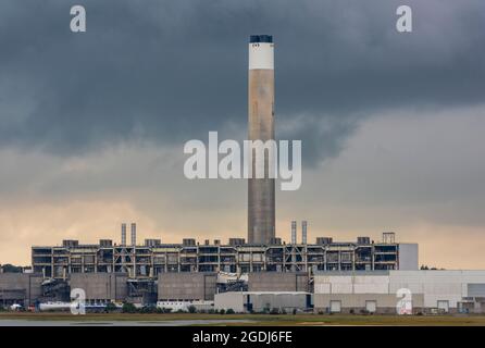 Abriss des alten Kraftwerks in der fawley-Ölraffinerie am Rande des neuen Waldes und southampton Water in der fawley-Raffinerie in hampshire, großbritannien. Stockfoto