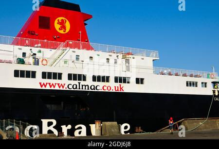 Ein kaledonischer MacBrayne Ardrossan nach Brodick, Isle of Arran, legt die Fähre am Hafen von Ardrossan an an, um Passagiere und Fahrzeuge auszusteigen Stockfoto