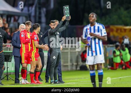 Deventer, Niederlande. August 2021. DEVENTER, NIEDERLANDE - 14. AUGUST: 4. Offizieller Marc Nagtegaal während des holländischen Eredivisie-Spiels zwischen Schieß los. Eagles und SC Heerenveen am 14. August 2021 in De Adelaarshorst, Niederlande (Foto von Marcel ter Bals/Orange Bilder) Kredit: Orange Pics BV/Alamy Live Nachrichten Stockfoto