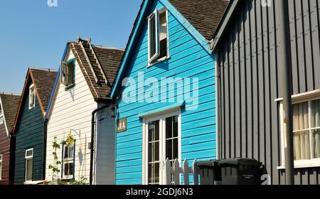 Eine Reihe farbenfroher Holzhäuser in Lamlash, Isle of Arran, Schottland Stockfoto