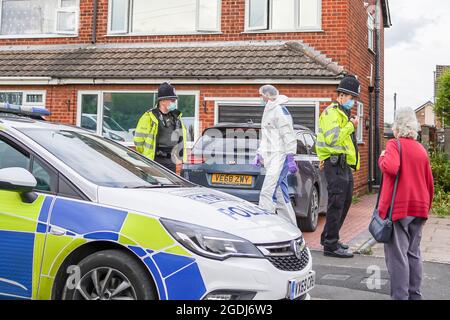 Kidderminster, Großbritannien. August 2021. Wie die Polizei von Devon und Cornwall heute über den tragischen Verlust mehrerer Menschenleben in Plymouth berichtet, Die Stadt Kidderminster in Worcestershire gibt der lokalen West Mercia Force noch mehr Tragik, da die Leiche eines ihrer dienstenden Polizisten zusammen mit der Leiche eines 3-jährigen Kindes in einem Haus in einem ruhigen Wohngebiet aufgefunden wird. Beide Todesfälle sind derzeit „ungeklärt“, da die Polizei ihre forensischen Ermittlungen auf dem Doppelhaushälfte in Cairdhu Drive fortsetzt. Kredit: Lee Hudson/Alamy Live Nachrichten Stockfoto