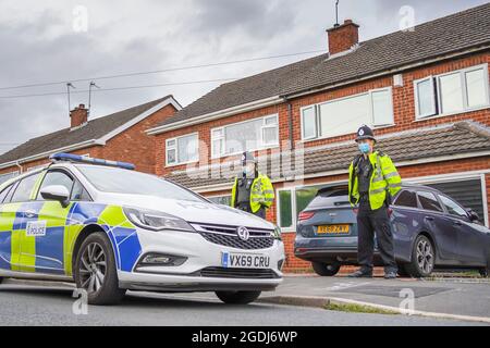 Kidderminster, Großbritannien. August 2021. Wie die Polizei von Devon und Cornwall heute über den tragischen Verlust mehrerer Menschenleben in Plymouth berichtet, Die Stadt Kidderminster in Worcestershire gibt der lokalen West Mercia Force noch mehr Tragik, da die Leiche eines ihrer dienstenden Polizisten zusammen mit der Leiche eines 3-jährigen Kindes in einem Haus in einem ruhigen Wohngebiet aufgefunden wird. Beide Todesfälle sind derzeit „ungeklärt“, da die Polizei ihre forensischen Ermittlungen auf dem Doppelhaushälfte in Cairdhu Drive fortsetzt. Kredit: Lee Hudson/Alamy Live Nachrichten Stockfoto