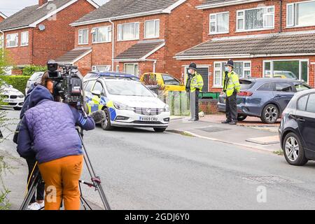 Kidderminster, Großbritannien. August 2021. Wie die Polizei von Devon und Cornwall heute über den tragischen Verlust mehrerer Menschenleben in Plymouth berichtet, Die Stadt Kidderminster in Worcestershire gibt der lokalen West Mercia Force noch mehr Tragik, da die Leiche eines ihrer dienstenden Polizisten zusammen mit der Leiche eines 3-jährigen Kindes in einem Haus in einem ruhigen Wohngebiet aufgefunden wird. Beide Todesfälle sind derzeit „ungeklärt“, da die Polizei ihre forensischen Ermittlungen auf dem Doppelhaushälfte in Cairdhu Drive fortsetzt. Kredit: Lee Hudson/Alamy Live Nachrichten Stockfoto