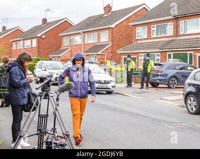 Kidderminster, Großbritannien. August 2021. Wie die Polizei von Devon und Cornwall heute über den tragischen Verlust mehrerer Menschenleben in Plymouth berichtet, Die Stadt Kidderminster in Worcestershire gibt der lokalen West Mercia Force noch mehr Tragik, da die Leiche eines ihrer dienstenden Polizisten zusammen mit der Leiche eines 3-jährigen Kindes in einem Haus in einem ruhigen Wohngebiet aufgefunden wird. Beide Todesfälle sind derzeit „ungeklärt“, da die Polizei ihre forensischen Ermittlungen auf dem Doppelhaushälfte in Cairdhu Drive fortsetzt. Kredit: Lee Hudson/Alamy Live Nachrichten Stockfoto