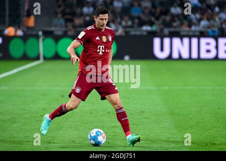 Mönchengladbach, Deutschland. August 2021. 13. August 2021, Nordrhein-Westfalen, Mönchengladbach: Fußball: Bundesliga, Borussia Mönchengladbach - Bayern München, Spieltag 1, Stadion im Borussia-Park. Der Münchner Robert Lewandowski steuert den Ball. Foto: Federico Gambarini/dpa Quelle: dpa picture Alliance/Alamy Live News Stockfoto