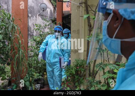 Colombo, Sri Lanka. August 2021. Gesundheitsbeamte der srilankischen Armee gehen am 13. August 2021 während der mobilen Impfkampagne gegen das Coronavirus (Covid-19) in Colombo, Sri Lanka, in ein Wohngebiet. (Foto: Saman Abesiriwardana/Pacific Press/Sipa USA) Quelle: SIPA USA/Alamy Live News Stockfoto