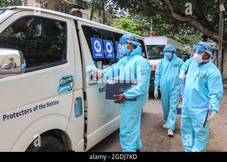 Colombo, Sri Lanka. August 2021. Gesundheitsbeamte der srilankischen Armee gehen am 13. August 2021 während der mobilen Impfkampagne gegen das Coronavirus (Covid-19) in Colombo, Sri Lanka, in ein Wohngebiet. (Foto: Saman Abesiriwardana/Pacific Press/Sipa USA) Quelle: SIPA USA/Alamy Live News Stockfoto