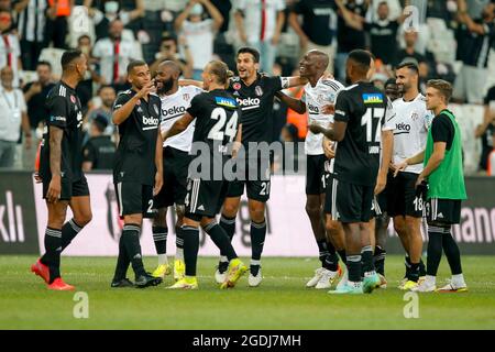 Istanbul, Türkei. August 2021. ISTANBUL, TÜRKEI - 13. AUGUST: Spieler von Besiktas feiern den Sieg beim Super Lig-Spiel zwischen Besiktas und Caykur Rizespor am 13. August 2021 im Vodafone Park in Istanbul, Türkei (Foto von /Orange Picics) Kredit: Orange Pics BV/Alamy Live News Stockfoto