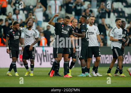 Istanbul, Türkei. August 2021. ISTANBUL, TÜRKEI - 13. AUGUST: Spieler von Besiktas feiern den Sieg beim Super Lig-Spiel zwischen Besiktas und Caykur Rizespor am 13. August 2021 im Vodafone Park in Istanbul, Türkei (Foto von /Orange Picics) Kredit: Orange Pics BV/Alamy Live News Stockfoto