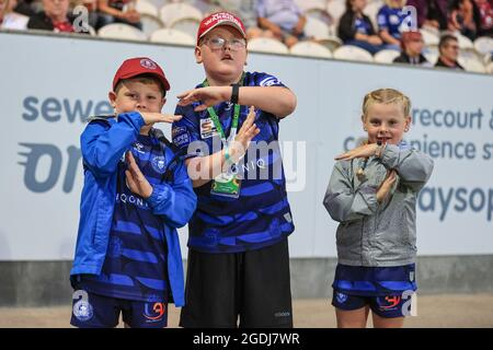 Drei junge Wigan-Fans feiern den Versuch von Liam Marshall, nachdem der Video-Schiedsrichter einen Versuch gibt Stockfoto