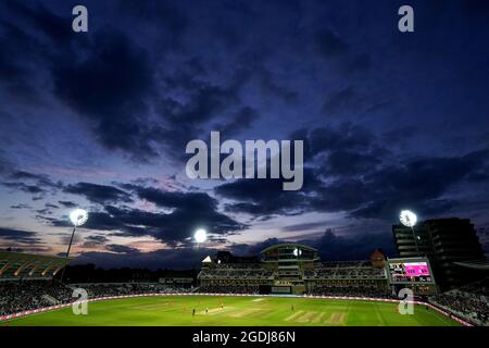 Imran Tahir aus Birmingham Phoenix feiert die Bowlingbahn von Samit Patel von Trent Rockets während des Hundertjahresspiels in Trent Bridge, Nottingham. Bilddatum: Freitag, 13. August 2021. Stockfoto