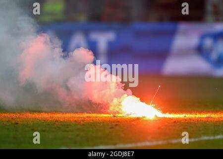 Deventer, Niederlande. August 2021. DEVENTER, NIEDERLANDE - 14. AUGUST: Feuerwerk auf dem Feld während des niederländischen Eredivisie-Spiels zwischen Schieß los. Eagles und dem SC Heerenveen am 14. August 2021 in De Adelaarshorst in Deventer, Niederlande (Foto von Marcel ter Bals/Orange Bilder) Kredit: Orange Pics BV/Alamy Live Nachrichten Stockfoto