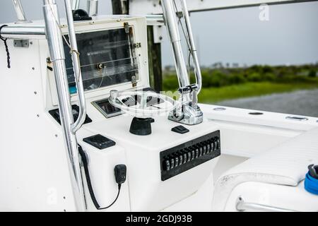 Eine Nahaufnahme einer Instrumententafel für ein Meeresfischereiboot Stockfoto