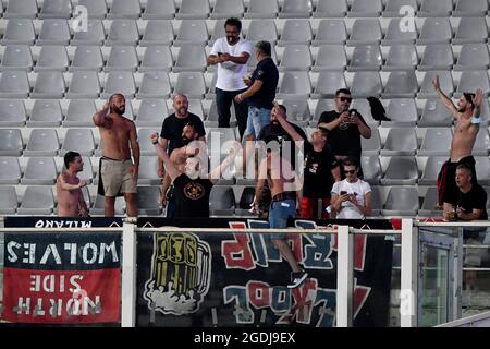 Firenzano, Italien. Januar 2016. Cosenza-Fans jubeln während des Fußballspiels zwischen ACF Fiorentina und Cosenza calcio im Artemio Franchi-Stadion in Florenz (Italien) am 13. August 2021 an. Foto Andrea Staccioli/Insidefoto Kredit: Insidefoto srl/Alamy Live News Stockfoto