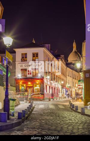 Gasse mit Café-Restaurant im Viertel Montmartre, Paris, Frankreich bei Nacht Stockfoto