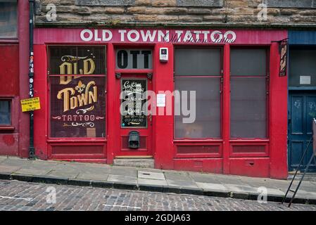 Old Town Tattoo, ein Tatto-Salon in der Blackfriars Street, Edinburgh, Schottland, Großbritannien. Stockfoto