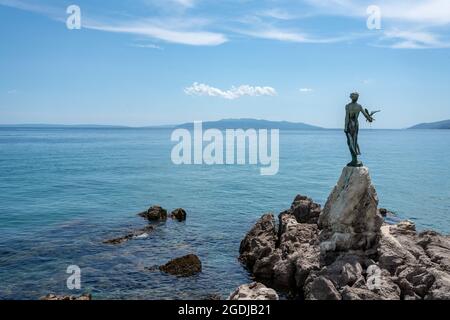 'Maid with a Seagull', eine beliebte Statue, die auf einem Felsen in der Nähe der Küstenpromenade des kroatischen Badeortes Opatija steht. Stockfoto