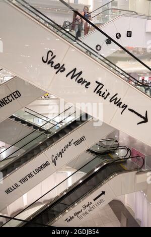 Forever 21 Times Square ist ein schnelles Bekleidungsgeschäft für junge Frauen, New York City, USA Stockfoto