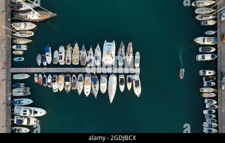Luftaufnahme von Fischerbooten und Touristenyachten, die am Yachthafen festgemacht sind. Latsi Hafen Paphos Zypern Stockfoto