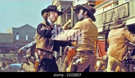 BLAZING SADDLES 1974 Warner Bros Film mit Gene Wilder auf der linken Seite und Cleavon Little. Stockfoto