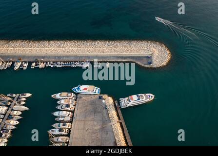 Luftaufnahme von Fischerbooten und Touristenyachten, die am Yachthafen festgemacht sind. Latsi Hafen Paphos Zypern Stockfoto