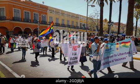 Cochabamba, Bolivien. August 2021. Unter dem Motto „nationaler Protest für die Freiheit, gegen die Mundnasenbedeckung und gegen Impfungen“ nehmen vorgebliche Denker an einer Kundgebung inmitten der Corona-Pandemie Teil. Während über die obligatorische Impfung gegen Corona heftig diskutiert wird, fordern Anti-Impfaktivisten im ganzen Land Proteste gegen angebliche Forschungsversuche von Pharmaunternehmen. Quelle: David Flores/dpa/Alamy Live News Stockfoto