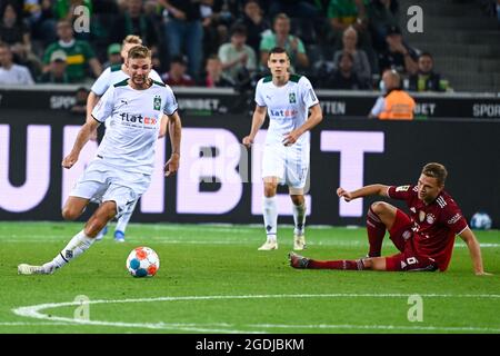 Mönchengladbach, Deutschland. August 2021. 13. August 2021, Nordrhein-Westfalen, Mönchengladbach: Fußball: Bundesliga, Borussia Mönchengladbach - Bayern München, Spieltag 1, Stadion im Borussia-Park. Mönchengladbachs Christoph Kramer rutscht auf den Rasen. Foto: Federico Gambarini/dpa Quelle: dpa picture Alliance/Alamy Live News Stockfoto