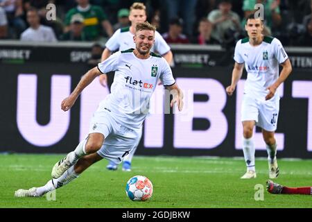 Mönchengladbach, Deutschland. August 2021. 13. August 2021, Nordrhein-Westfalen, Mönchengladbach: Fußball: Bundesliga, Borussia Mönchengladbach - Bayern München, Spieltag 1, Stadion im Borussia-Park. Mönchengladbachs Christoph Kramer rutscht auf den Rasen. Foto: Federico Gambarini/dpa Quelle: dpa picture Alliance/Alamy Live News Stockfoto