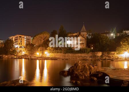 Bucht und Promenade am Meer in der kroatischen Kurstadt Opatija, in der Nähe des Strandes Tomaševac. Nachtaufnahme mit Villa Dagmar im Zentrum. Stockfoto