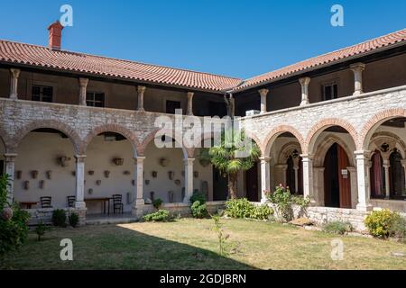 Klausurhof des mittelalterlichen Klosters des Hl. Franziskus in Pula, Kroatien. Stockfoto