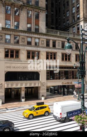 Fahren Sie über die East 42nd Street und die Vanderbilt Avenue am Grand Central Place, NYC, USA Stockfoto