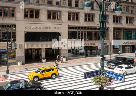 Fahren Sie über die East 42nd Street und die Vanderbilt Avenue am Grand Central Place, NYC, USA Stockfoto