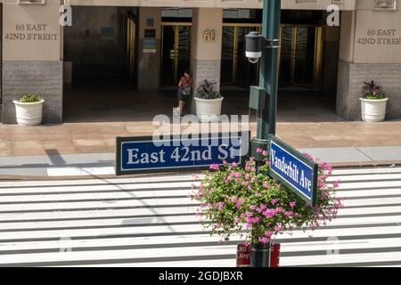 Fahren Sie über die East 42nd Street und die Vanderbilt Avenue am Grand Central Place, NYC, USA Stockfoto