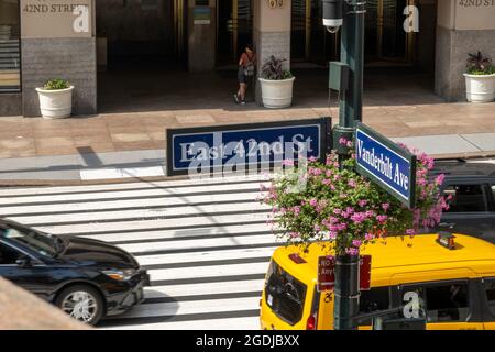 Fahren Sie über die East 42nd Street und die Vanderbilt Avenue am Grand Central Place, NYC, USA Stockfoto